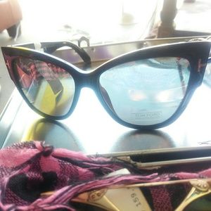 *Authentic* Lady's Tom Ford  sunglasses  NWT